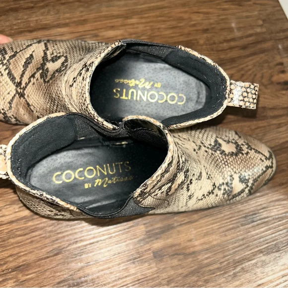 Snakeskin Chelsea slip on bootie size 7 M - Picture 8 of 11